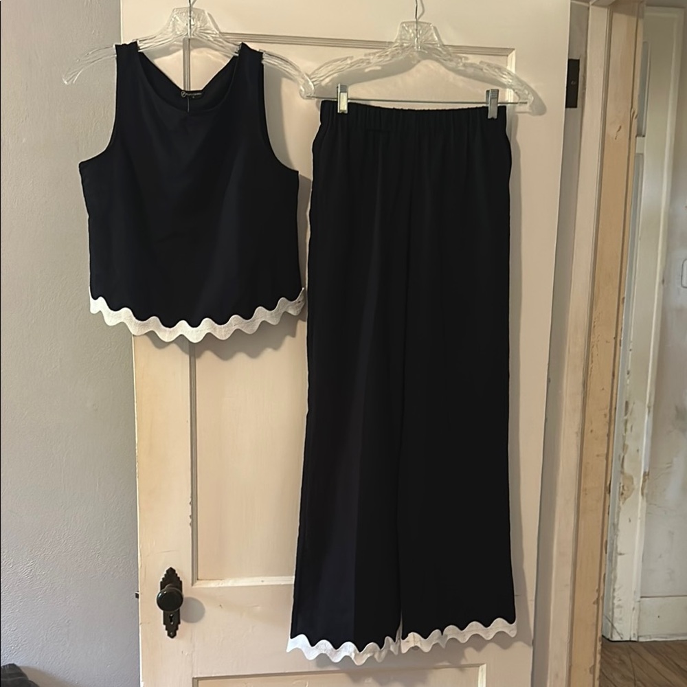 Pretty garden two-piece Elegant Navy and White pantsuit, Size S - Picture 2 of 16